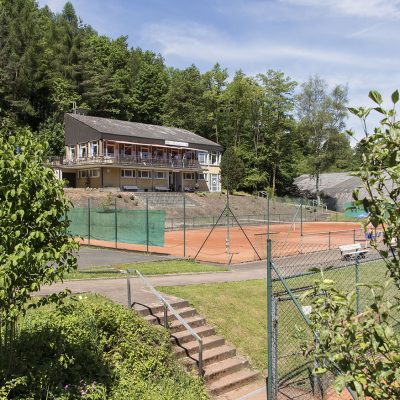 Blick auf das Vereinsheim des Tennisclub Weiß-Rot Coburg