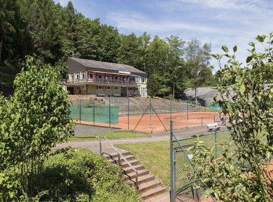 Blick auf das Vereinsheim des Tennisclub Weiß-Rot Coburg